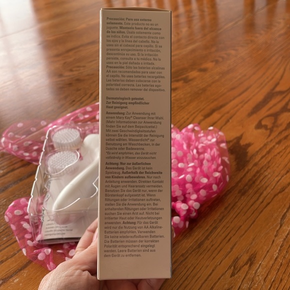 Mary Kay Skinvigorate Cleaning Brush - Picture 8 of 9